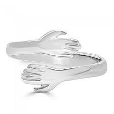 Un abrazo eterno convertido en joya.